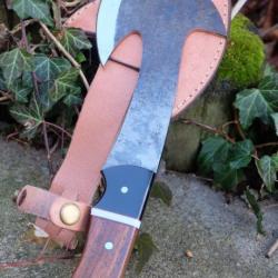 Hachette Survie Resvue Lame Acier Carbone 1075 Manche Bois/Résine Etui Cuir Fabrication Artisanale01