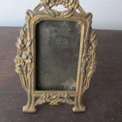 Petit cadre en régule doré 1900 art nouveau