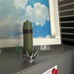 aiment figurine  obus