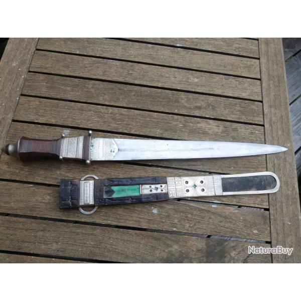 Superbe épée Touareg finement gravée avec déco argent ?