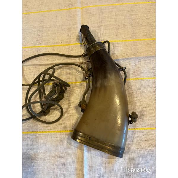 une poire a poudre noire en corne de vache et laiton d'poque 19 me sicle