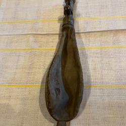 une poire(peau de cuir) a plombs  de chasse du 19 ème siècle
