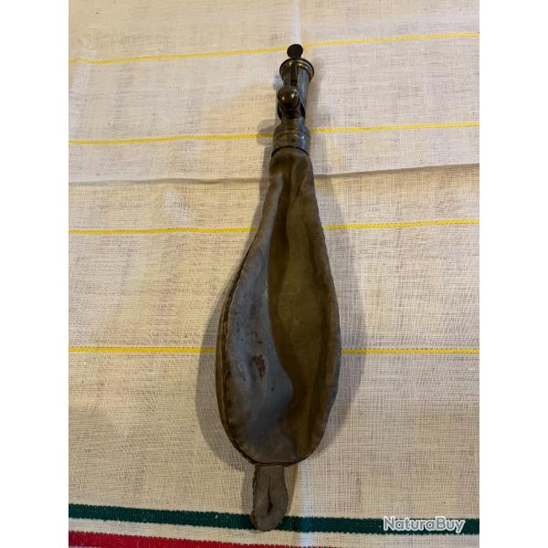 une poire(peau de cuir) a plombs  de chasse du 19 me sicle