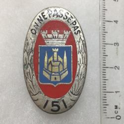 FRANCE INFANTERIE Insigne 151° R.I. Régiment d?Infanterie?ON NE PASSE PAS?Drago 117 rouge foncé