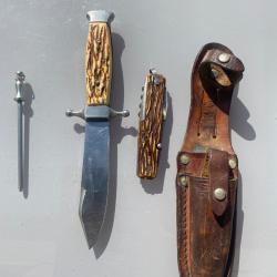 Ensemble des couteaux de scouts dans un fourreau double
