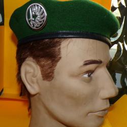LEGION : BERET VERT DU 2° REGIMENT ETRANGER DE PARACHUTISTES DE LA LEGION ETRANGERE , AVEC SON INSIG