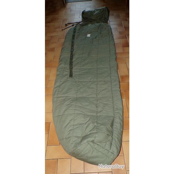 SAC DE COUCHAGE T.T.A DE L'ARMEE FRANCAISE DE 1985, LONGUEUR DU COUCHAGE 170 CM , POIDS 2 kilos ,BON