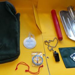 ETUI AVEC KIT DE SURVIE COMPRENANT UNE PELLE AVEC SON MANCHE , UN MIROIR , UN SIFFLET , UNE BOUSSOLE