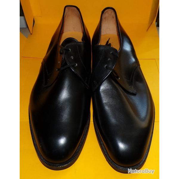 PAIRE DE CHAUSSURES DE SORTIES DE L'ARMEE FRANCAISE, POINTURE 42 FABRICATION FRANCAISE ARGUEYROLLES
