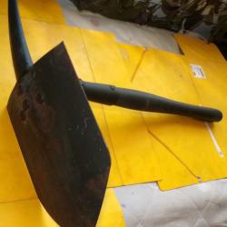 PELLE PIOCHE PLIANTE DE TYPE MILITAIRE DE L'ARMEE AMERICAINE U.S , PAS DE MARQUAGE D'ORIGINE , LONG