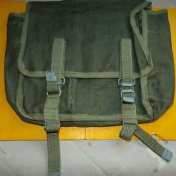 MUSETTE MILITAIRE DE L'ARMEE RUSSE  , A L'INTERIEUR 3 POCHETTES FERMEES PAR UN BOUTON ET UNE SEPARAT