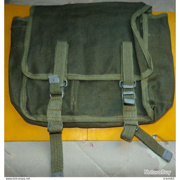 MUSETTE MILITAIRE DE L'ARMEE RUSSE , A L'INTERIEUR 3 POCHETTES FERMEES PAR UN BOUTON ET UNE SEPARAT