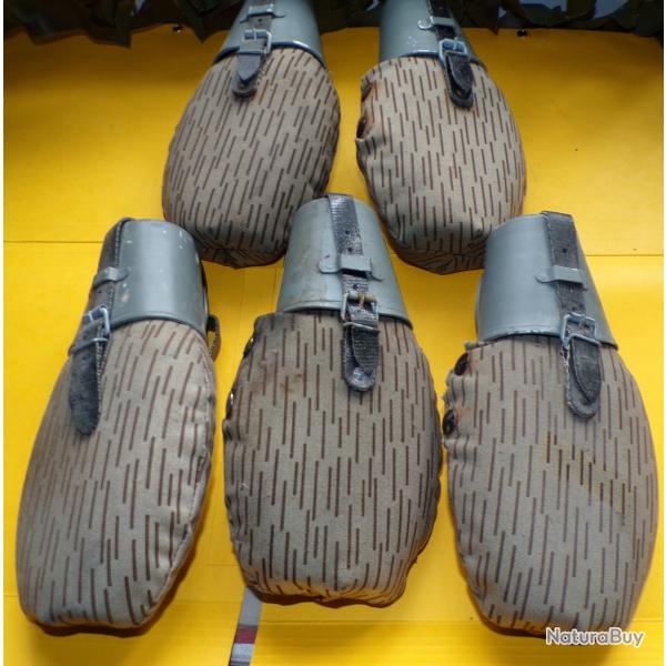 ARMEE ALLEMANDE : LOT DE 5 GOURDES EN PLASTIQUE AVEC SON QUART ET SA HOUSSE , BON ETAT VOIR PHOTO