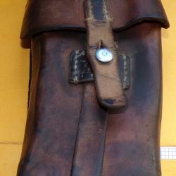 ARMEE SUISSE :  ETUI EN CUIR POUR MAGASINS LONGS  DE L'ARMEE SUISSE , DATE 1962  FABRICANT DANS LE T