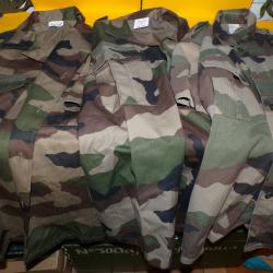 LOT DE 3 CHEMISETTES AVEC CAMOUFLAGE FEUILLAGE DE L'ARMEE FRANCAISE , TAILLE 39-40  SOIT M POUR LES