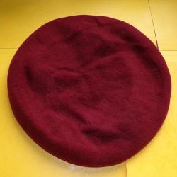 BERET ROUGE DES PARACHUTISTES DE L'ARMEE FRANCAISE , TAILLE 53 FABRICATION FRANCAISE DE 1982  ,BON E