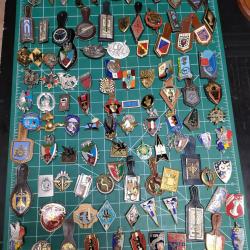 LOT DE 100 INSIGNES MILITAIRES TOUTES ARMES, LEGION ETRANGERE, PARACHUTISTES.(3)