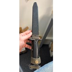 Baïonnette Famas F1 et son fourreau numéroté