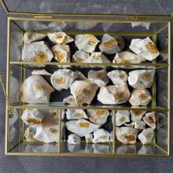 Ensemble de 36 silex blancs taillés - du gisement Les "Pins" (forêt de Fontainebleau, sud Paris)