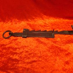 très belle CREMAILLERE DE CHEMINEE     FER FORGER MAIN    XVIII