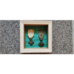 Cadre contenant deux médailles croix du combattant et diocèse de Nantes