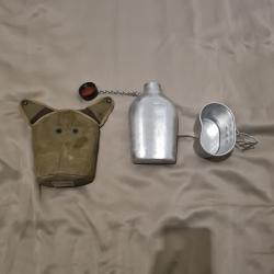Gourde militaire avec le quart
