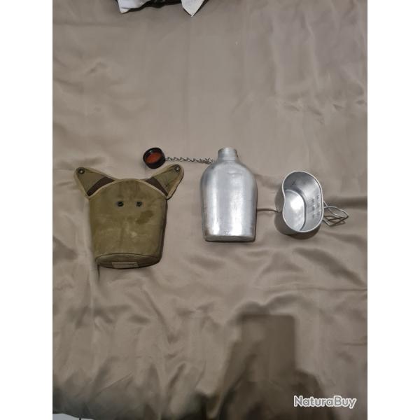 Gourde militaire avec le quart