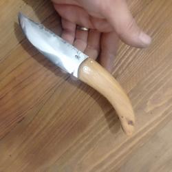Couteau pliant deux clous lame forgée en acier carbone bois de genévrier.