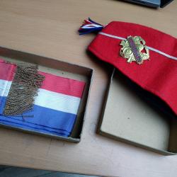 Béret de conscrit et cravatte tricolore, années 60, dans un écrin