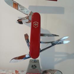 Automate articulé  de vitrine couteau suisse VICTORINOX