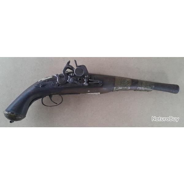 Ancien pistolet  poudre motifs dcoration d'os XIXEME sicle collection EN L'TAT