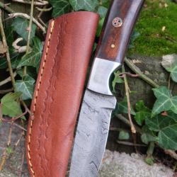 Bushcraft Couteau de Chasse Lame Acier Damas 256 Couches Manche Bois/Acier Etui Cuir F Artisanale