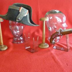 PRESENTOIRS POUR COIFFURES ET  ARMES DE POING DE COLLECTION