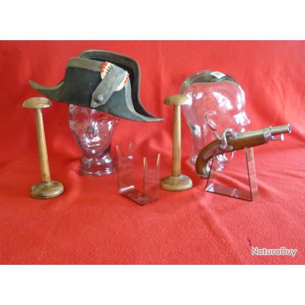 PRESENTOIRS POUR COIFFURES ET  ARMES DE POING DE COLLECTION