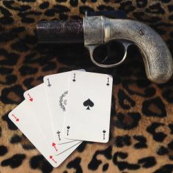 Poivrière "Pepperbox" à poudre noire de marque "Astra".