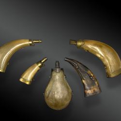 Ensemble de cinq Poires à poudre à bec en corne France XVIII et XIXème siècle