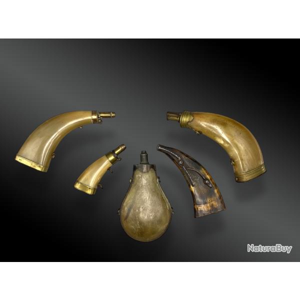 Ensemble de cinq Poires  poudre  bec en corne France XVIII et XIXme sicle