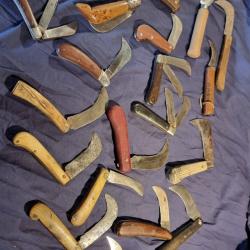 Lot de 20 couteaux serpette et couteaux de tapissier diverses matières bois, corne...