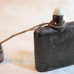 flacon bakélite produit de nettoyage anti gaz - Normandie 1944 ref SLOONG08