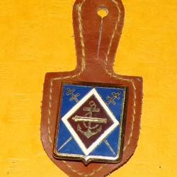 1° Rgt d'Artillerie de Marine, dos lisse doré, 1 pastille , écu fond bleu au centre losange rouge bo