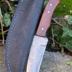 BIG Skinner Couteau de Chasse Damas Lame 256 Couches Manche Bois de Rose Fabr Artisanat Etui Simili