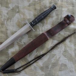 Dague française Le Commando, version "stérile".