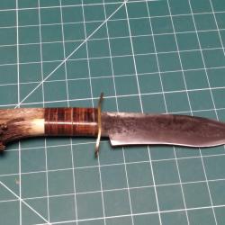 A LA MANIERE DE SCAGEL, BEAU POIGNARD BRUT DE FORGE A. TPANG AVEC PIECE ALLEMANDE SOUVENIR