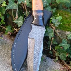 BIG Skinner Couteau de Chasse Damas Lame 256 Couches Manche Bois/Corne Fabr Artisanale Etui Simili