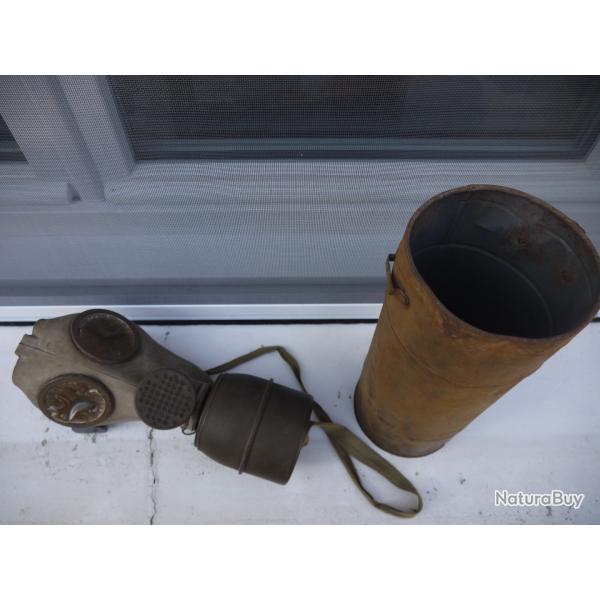 Masque  gaz arme francaise de 1938 et sa bote.