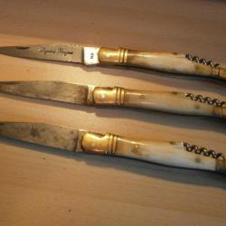 Lot de 3 couteaux Laguiole anciens manche en corne