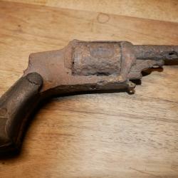 Epave de revolver hammerless en 8mm/92