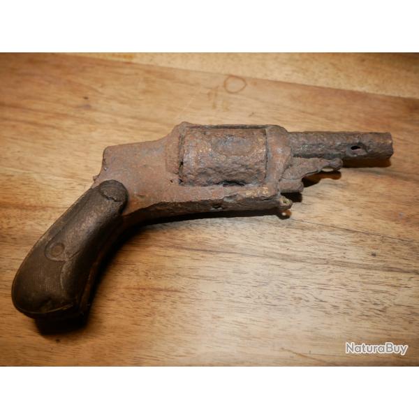 Epave de revolver hammerless en 8mm/92