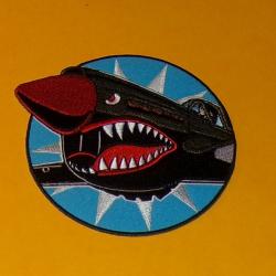 TISSU PATCH :  CURTIS THE FYING TIGER  , DIAMETRE 10 CM , BON ETAT VOIR PHOTOS . POUR TOUT RENSEIGNE