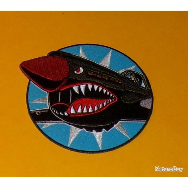 TISSU PATCH : CURTIS THE FYING TIGER  , DIAMETRE 10 CM , BON ETAT VOIR PHOTOS . POUR TOUT RENSEIGNE